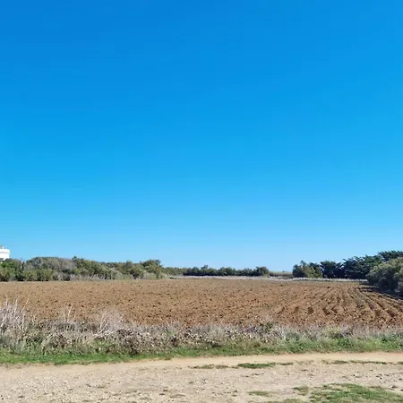 2 Bedroom Beautiful In * Ле-Мат